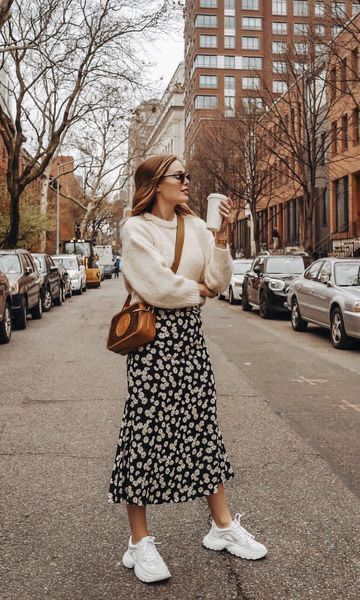 Falda midi (a la altura de la pantorrilla) con estampados da volumen